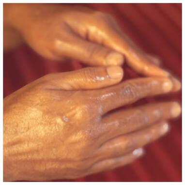 Hände von Ranil Karannagoda in Massagegriff